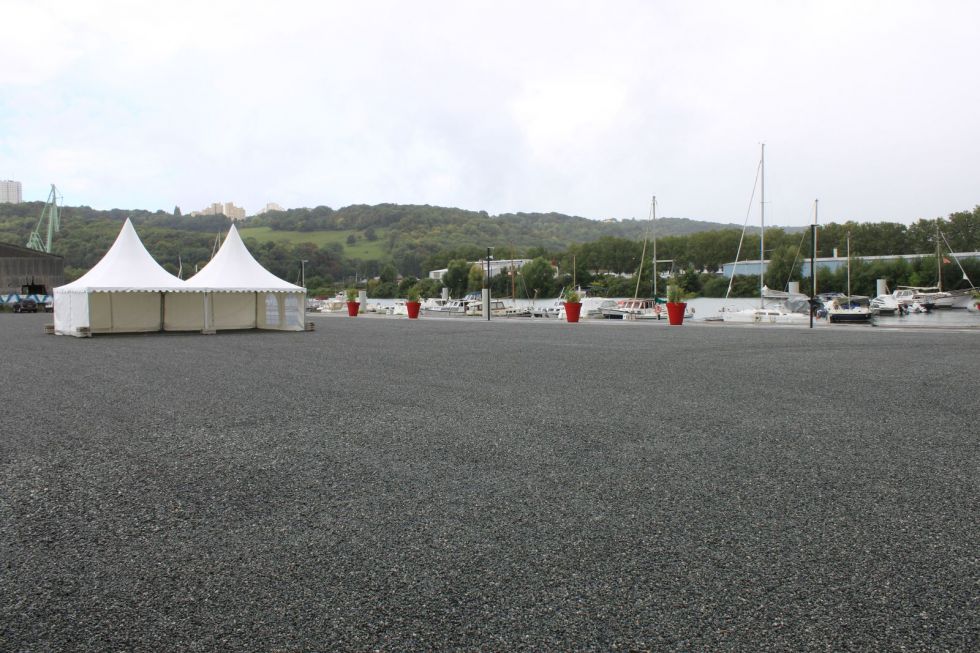 Location de tente sur le bord de Seine.